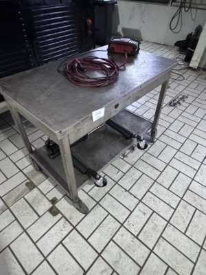 1 Tisch, fahrbar